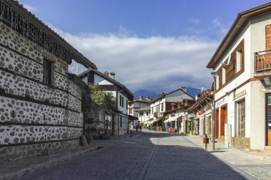BANSKO, BULGARIA - 10 Eylül 2023: Bulgaristan 'ın Blagoevgrad bölgesindeki Bansko kasabasındaki tipik sokak ve binalar