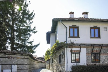 BANSKO, BULGARIA - 10 Eylül 2023: Bulgaristan 'ın Blagoevgrad bölgesindeki Bansko kasabasındaki tipik sokak ve binalar