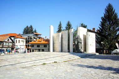 BANSKO, BULGARIA - 10 Eylül 2023: Bulgaristan 'ın Blagoevgrad bölgesindeki Bansko kasabasındaki tipik sokak ve binalar