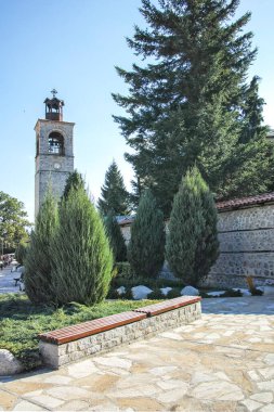 BANSKO, BULGARIA - 10 Eylül 2023: Bulgaristan 'ın Blagoevgrad bölgesindeki Bansko kasabasındaki tipik sokak ve binalar