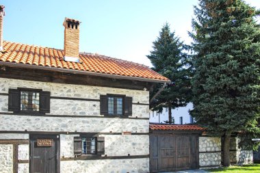BANSKO, BULGARIA - 10 Eylül 2023: Bulgaristan 'ın Blagoevgrad bölgesindeki Bansko kasabasındaki tipik sokak ve binalar