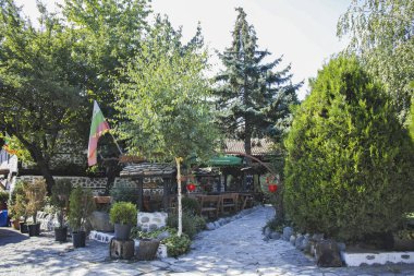 BANSKO, BULGARIA - 10 Eylül 2023: Bulgaristan 'ın Blagoevgrad bölgesindeki Bansko kasabasındaki tipik sokak ve binalar