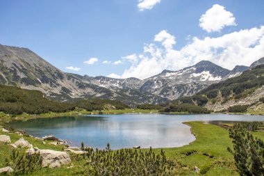 Bulgaristan 'ın Pirin Dağı' ndaki Muratovo Gölü yakınlarındaki manzara