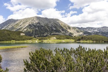 Bulgaristan 'ın Pirin Dağı' ndaki Muratovo Gölü yakınlarındaki manzara