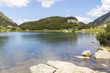 Bulgaristan 'ın Pirin Dağı' ndaki Muratovo Gölü yakınlarındaki manzara