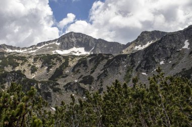 Bulgaristan 'ın Pirin Dağı' ndaki Muratovo Gölü yakınlarındaki manzara