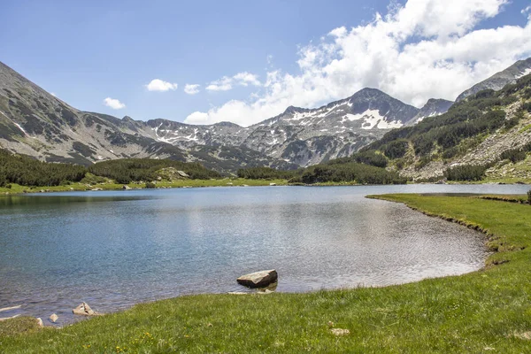 Bulgaristan 'ın Pirin Dağı' ndaki Muratovo Gölü yakınlarındaki manzara