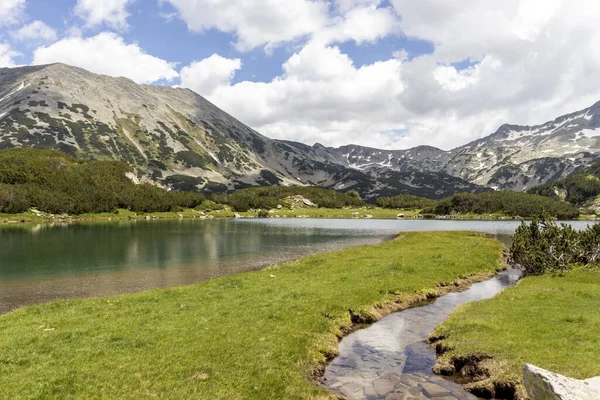 Bulgaristan 'ın Pirin Dağı' ndaki Muratovo Gölü yakınlarındaki manzara