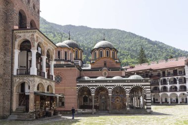 RILA MONASTERY, BULGARIA - 24 Haziran 2021: Rila (Rila Manastırı), Kyustendil Bölgesi, Bulgaristan 'daki Saint Ivan (John) Manastırı' nın iç manzarası