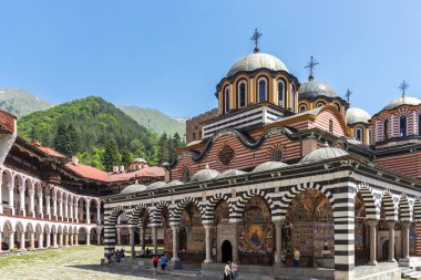 RILA MONASTERY, BULGARIA - 24 Haziran 2021: Rila (Rila Manastırı), Kyustendil Bölgesi, Bulgaristan 'daki Saint Ivan (John) Manastırı' nın iç manzarası