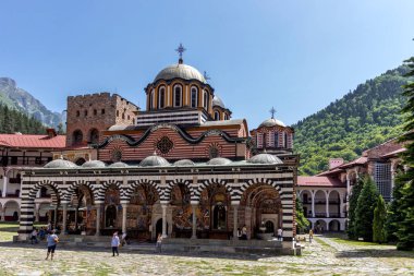RILA MONASTERY, BULGARIA - 24 Haziran 2021: Rila (Rila Manastırı), Kyustendil Bölgesi, Bulgaristan 'daki Saint Ivan (John) Manastırı' nın iç manzarası