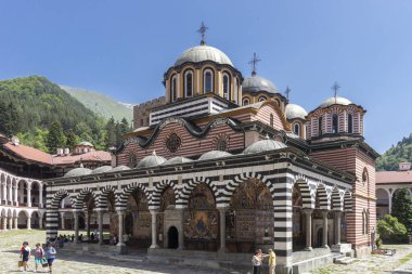 RILA MONASTERY, BULGARIA - 24 Haziran 2021: Rila (Rila Manastırı), Kyustendil Bölgesi, Bulgaristan 'daki Saint Ivan (John) Manastırı' nın iç manzarası