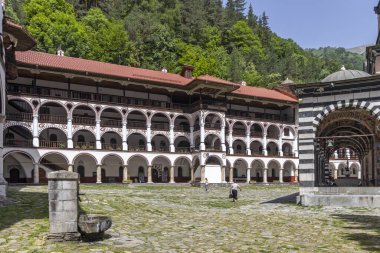 RILA MONASTERY, BULGARIA - 24 Haziran 2021: Rila (Rila Manastırı), Kyustendil Bölgesi, Bulgaristan 'daki Saint Ivan (John) Manastırı' nın iç manzarası