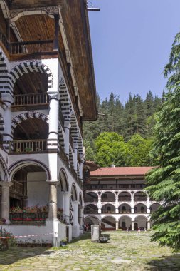 RILA MONASTERY, BULGARIA - 24 Haziran 2021: Rila (Rila Manastırı), Kyustendil Bölgesi, Bulgaristan 'daki Saint Ivan (John) Manastırı' nın iç manzarası