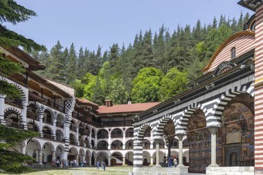 RILA MONASTERY, BULGARIA - 24 Haziran 2021: Rila (Rila Manastırı), Kyustendil Bölgesi, Bulgaristan 'daki Saint Ivan (John) Manastırı' nın iç manzarası