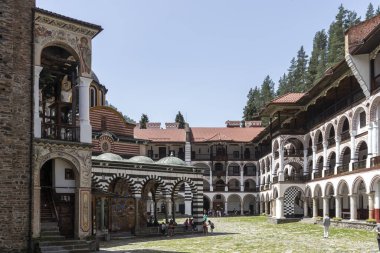 RILA MONASTERY, BULGARIA - 24 Haziran 2021: Rila (Rila Manastırı), Kyustendil Bölgesi, Bulgaristan 'daki Saint Ivan (John) Manastırı' nın iç manzarası