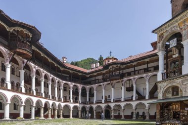 RILA MONASTERY, BULGARIA - 24 Haziran 2021: Rila (Rila Manastırı), Kyustendil Bölgesi, Bulgaristan 'daki Saint Ivan (John) Manastırı' nın iç manzarası