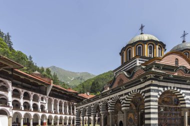 RILA MONASTERY, BULGARIA - 24 Haziran 2021: Rila (Rila Manastırı), Kyustendil Bölgesi, Bulgaristan 'daki Saint Ivan (John) Manastırı' nın iç manzarası
