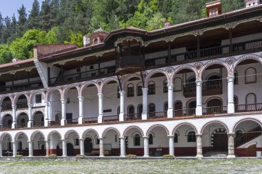RILA MONASTERY, BULGARIA - 24 Haziran 2021: Rila (Rila Manastırı), Kyustendil Bölgesi, Bulgaristan 'daki Saint Ivan (John) Manastırı' nın iç manzarası