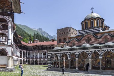 RILA MONASTERY, BULGARIA - 24 Haziran 2021: Rila (Rila Manastırı), Kyustendil Bölgesi, Bulgaristan 'daki Saint Ivan (John) Manastırı' nın iç manzarası