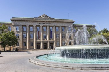 RUSE, BULGARIA - 15 AĞUSTOS 2021: Bulgaristan 'ın Ruse kentinin merkezinde Tipik Sokak ve bina