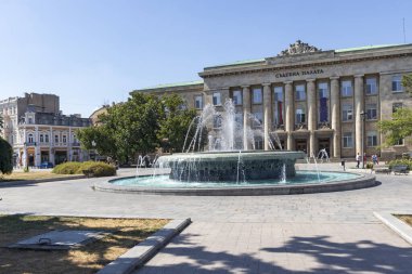 RUSE, BULGARIA - 15 AĞUSTOS 2021: Bulgaristan 'ın Ruse kentinin merkezinde Tipik Sokak ve bina