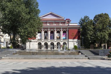 RUSE, BULGARIA - 15 AĞUSTOS 2021: Bulgaristan 'ın Ruse kentinin merkezinde Tipik Sokak ve bina