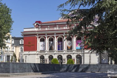 RUSE, BULGARIA - 15 AĞUSTOS 2021: Bulgaristan 'ın Ruse kentinin merkezinde Tipik Sokak ve bina