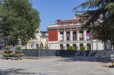 RUSE, BULGARIA - 15 AĞUSTOS 2021: Bulgaristan 'ın Ruse kentinin merkezinde Tipik Sokak ve bina