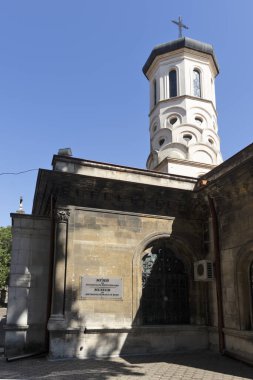 RUSE, BULGARIA - 15 AĞUSTOS 2021: Bulgaristan 'ın Ruse kentinin merkezinde Tipik Sokak ve bina