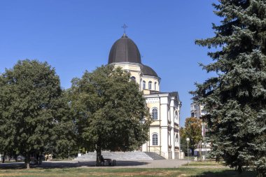 RUSE, BULGARIA - 15 AĞUSTOS 2021: Bulgaristan 'ın Ruse kentinin merkezinde Tipik Sokak ve bina