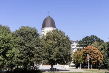 RUSE, BULGARIA - 15 AĞUSTOS 2021: Bulgaristan 'ın Ruse kentinin merkezinde Tipik Sokak ve bina