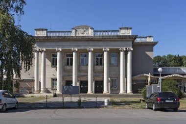 RUSE, BULGARIA - 15 AĞUSTOS 2021: Bulgaristan 'ın Ruse kentinin merkezinde Tipik Sokak ve bina