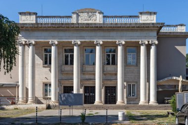 RUSE, BULGARIA - 15 AĞUSTOS 2021: Bulgaristan 'ın Ruse kentinin merkezinde Tipik Sokak ve bina