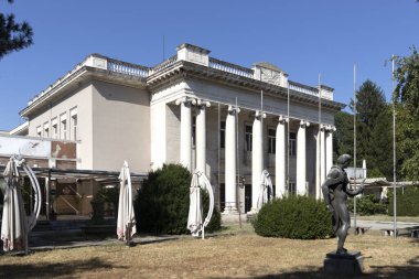 RUSE, BULGARIA - 15 AĞUSTOS 2021: Bulgaristan 'ın Ruse kentinin merkezinde Tipik Sokak ve bina