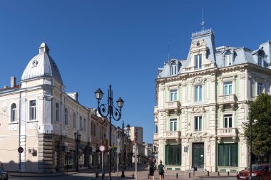 RUSE, BULGARIA - 15 AĞUSTOS 2021: Bulgaristan 'ın Ruse kentinin merkezinde Tipik Sokak ve bina