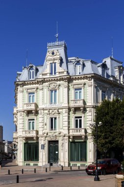 RUSE, BULGARIA - 15 AĞUSTOS 2021: Bulgaristan 'ın Ruse kentinin merkezinde Tipik Sokak ve bina