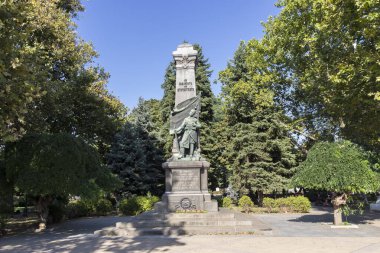 RUSE, BULGARIA - 15 AĞUSTOS 2021: Bulgaristan 'ın Ruse kentinin merkezinde Tipik Sokak ve bina