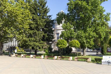 RUSE, BULGARIA - 15 AĞUSTOS 2021: Bulgaristan 'ın Ruse kentinin merkezinde Tipik Sokak ve bina