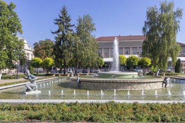 RUSE, BULGARIA - 15 AĞUSTOS 2021: Bulgaristan 'ın Ruse kentinin merkezinde Tipik Sokak ve bina