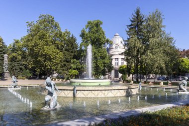 RUSE, BULGARIA - 15 AĞUSTOS 2021: Bulgaristan 'ın Ruse kentinin merkezinde Tipik Sokak ve bina