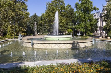 RUSE, BULGARIA - 15 AĞUSTOS 2021: Bulgaristan 'ın Ruse kentinin merkezinde Tipik Sokak ve bina
