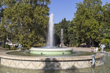 RUSE, BULGARIA - 15 AĞUSTOS 2021: Bulgaristan 'ın Ruse kentinin merkezinde Tipik Sokak ve bina