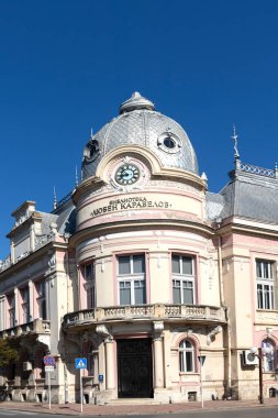 RUSE, BULGARIA - 15 AĞUSTOS 2021: Bulgaristan 'ın Ruse kentinin merkezinde Tipik Sokak ve bina