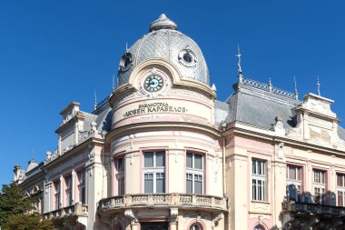 RUSE, BULGARIA - 15 AĞUSTOS 2021: Bulgaristan 'ın Ruse kentinin merkezinde Tipik Sokak ve bina