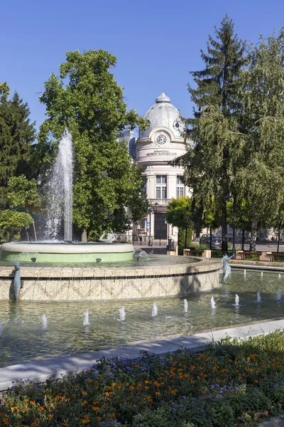 RUSE, BULGARIA - 15 AĞUSTOS 2021: Bulgaristan 'ın Ruse kentinin merkezinde Tipik Sokak ve bina