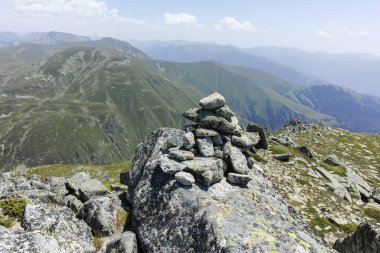 Bulgaristan 'ın Kalin zirvesi yakınlarındaki Rila Dağı' nın İnanılmaz Yaz Manzarası
