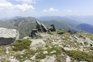 Bulgaristan 'ın Kalin zirvesi yakınlarındaki Rila Dağı' nın İnanılmaz Yaz Manzarası