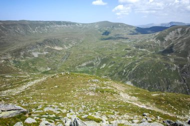 Bulgaristan 'ın Kalin zirvesi yakınlarındaki Rila Dağı' nın İnanılmaz Yaz Manzarası