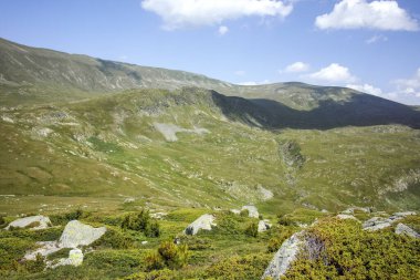 Bulgaristan 'ın Kalin zirvesi yakınlarındaki Rila Dağı' nın İnanılmaz Yaz Manzarası